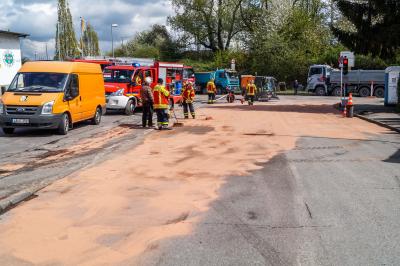 Kornwestheim: Geplatzte Hydraulikleitung fuehrt zu Feuerwehreinsatz - Hydraulikoel verteilen sich grossflaechig auf der Fahrbahn